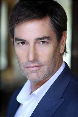 网络谜踪Male Anchor