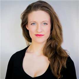 雷霆沙赞!Woman in Red Coat