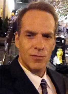 女生向前走泳池里的醉汉