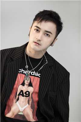 穿盔甲的少女李赫