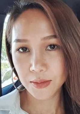 酒吧大姐大Tina的扮演者是帕薇努特·庞纳康