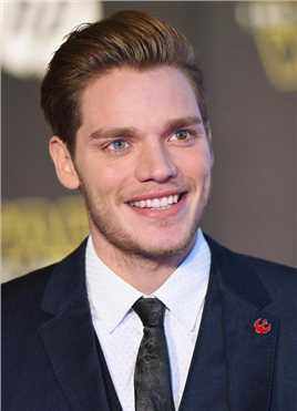 吸血鬼学院：嗜血姐妹的扮演者是多米尼克·舍伍德