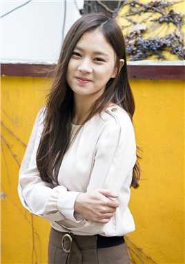 高中女生的扮演者是孔艺智