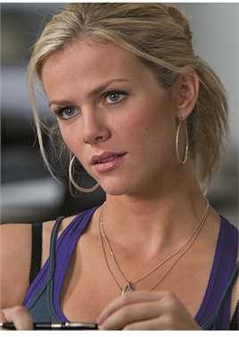 环形使者Waitress (uncredited)