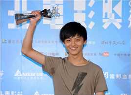 牵纸鹞的手的扮演者是黄劭扬