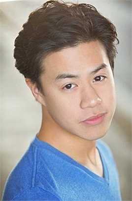 实习大叔Yo-Yo Santos的扮演者是托比特·拉斐尔