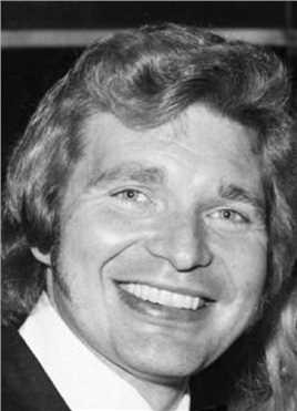 金屋泪在拖车道上打架的暴徒