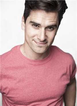 林中漫步年轻的徒步旅行者