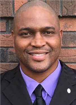 我怒了的扮演者是Derrick Gilliam