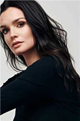 出柜第4格的扮演者是詹妮弗·达米亚诺