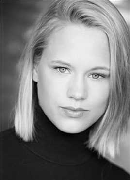 巨鳄战狂蟒的扮演者是Georgina Philipps