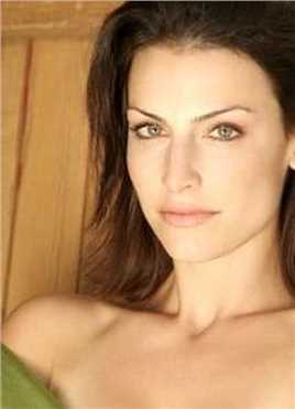 致命漩涡的扮演者是Sarah Lieving