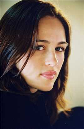 诚聘保姆的扮演者是Sarah Thompson