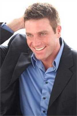 滑稽人物Traveler in SF airport (uncredited)