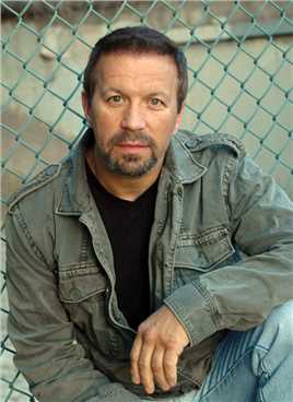 末日孤舰第三季的扮演者是罗恩·巴利基