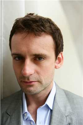 证据第一季的扮演者是卡鲁姆·布鲁