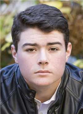 瘦长鬼影Boy with Glasses