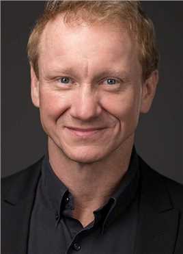 瘦长鬼影Past Policeman