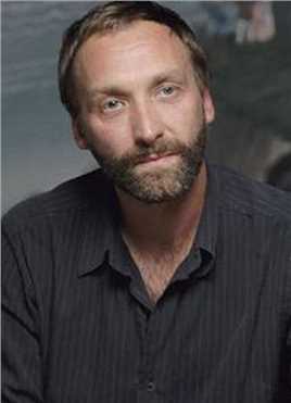 年轻女子的扮演者是Grégoire Monsaingeon