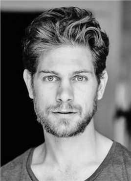 战犬瑞克斯Marine Sergeant Gibbens