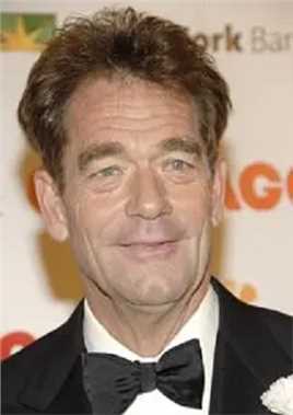 风情万种野玫瑰的扮演者是休易·路易斯