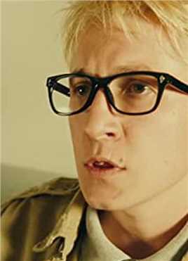 实习医生的扮演者是Dmitriy Sharakois