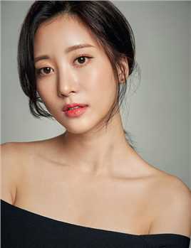 优雅的母女洪世拉