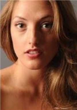 死亡之雪的扮演者是英格丽德·哈斯