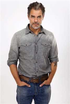 双面警探Det. Terry Rhodes