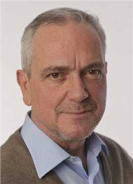 施耐德对决巴克斯的扮演者是吉恩·伯沃依兹