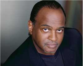 斯巴达300勇士Persian Emissary的扮演者是Tyrone Benskin