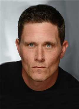 变形金刚Bank Customer (uncredited)