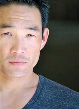 旅馆大堂对面Police Officer