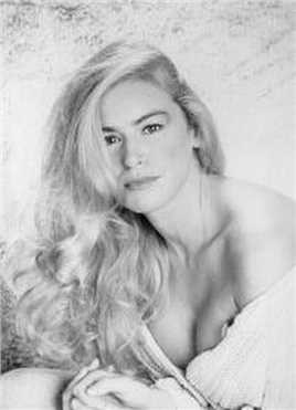 机器警察的扮演者是Alonna Shaw