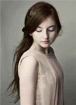 黑衣女人Little Girl on Train