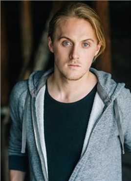 你好，我叫多蕾丝Guy Dressed in Pink