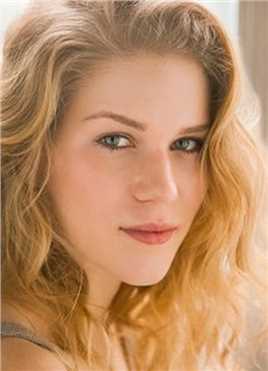 满月酒的扮演者是Ellie Jameson