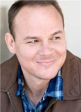 天空上尉与明日世界Officer(uncredited)