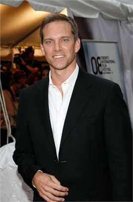 秘社的扮演者是亚当·哈林顿