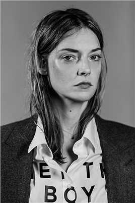 少女吸血鬼第一季的扮演者是凯特·莫兰