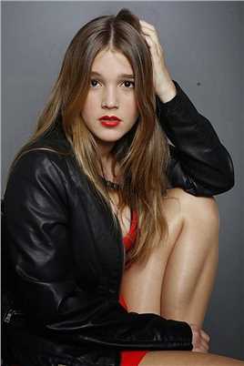 灵蚀 Verónica的扮演者是卡拉·坎普拉