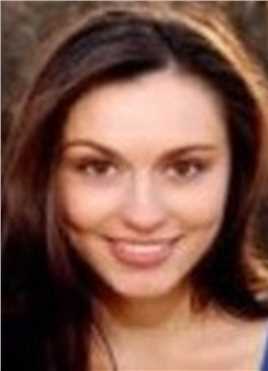 冰上的比基尼女孩的扮演者是Danielle Doetsch