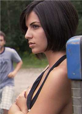 冰上的比基尼女孩的扮演者是Christina Sciortino