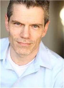 旅馆大堂对面Officer