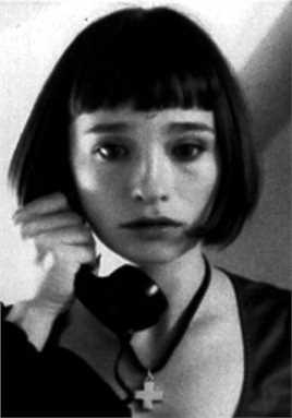 吸血情圣的扮演者是艾琳娜·洛文索恩