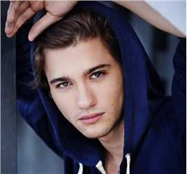 奇异镇的扮演者是亚历克斯·菲茨艾伦