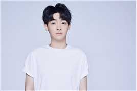 草原上的萨日朗郝鸿远