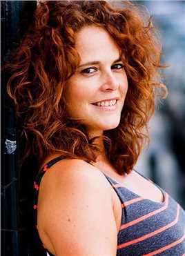 身在高地跳舞的人