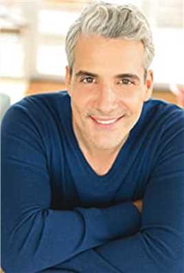 身在高地跳舞的人