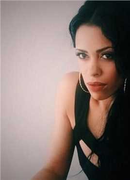 身在高地跳舞的人